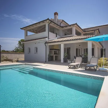 Modern With Pool In *