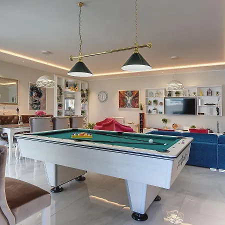 Modern With Pool In *