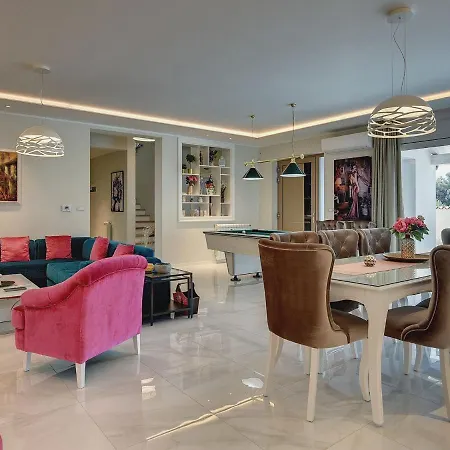 Modern With Pool In Premantura