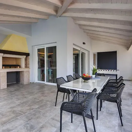 Modern With Pool In Premantura