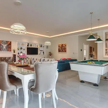 Villa Modern With Pool In