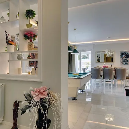 Villa Modern With Pool In