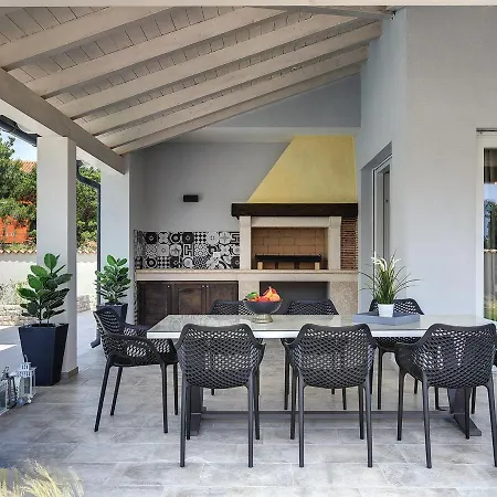 Modern With Pool In *