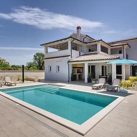 Modern With Pool In *