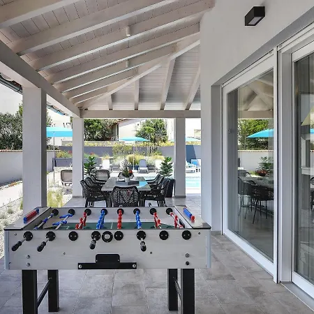 Modern With Pool In *
