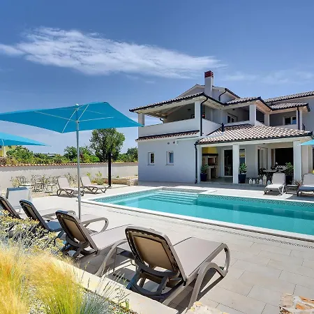 Modern With Pool In * Premantura
