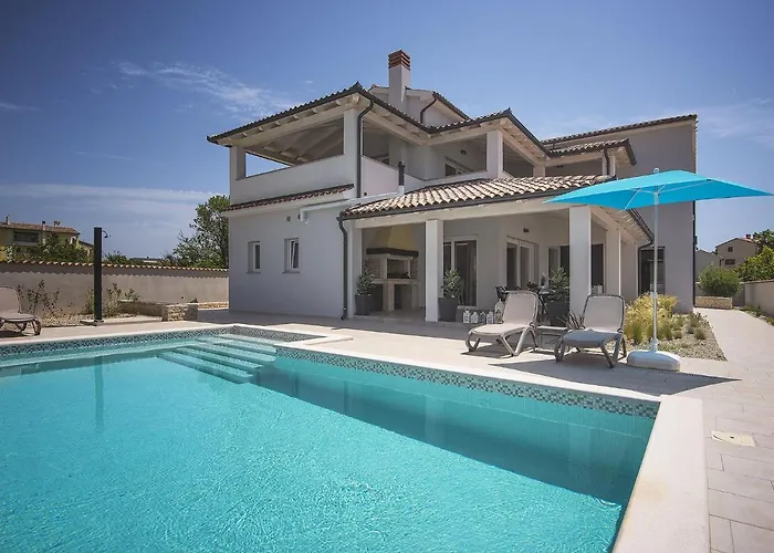 In With Pool Near *