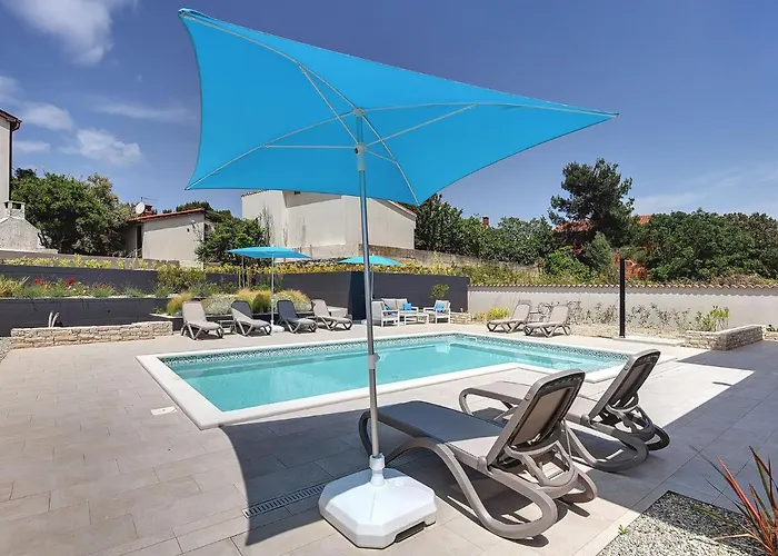 Villa In With Pool Near Premantura