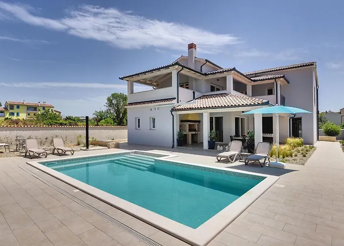 In With Pool Near *