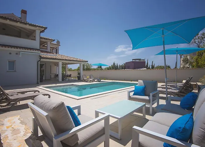 In With Pool Near Villa *